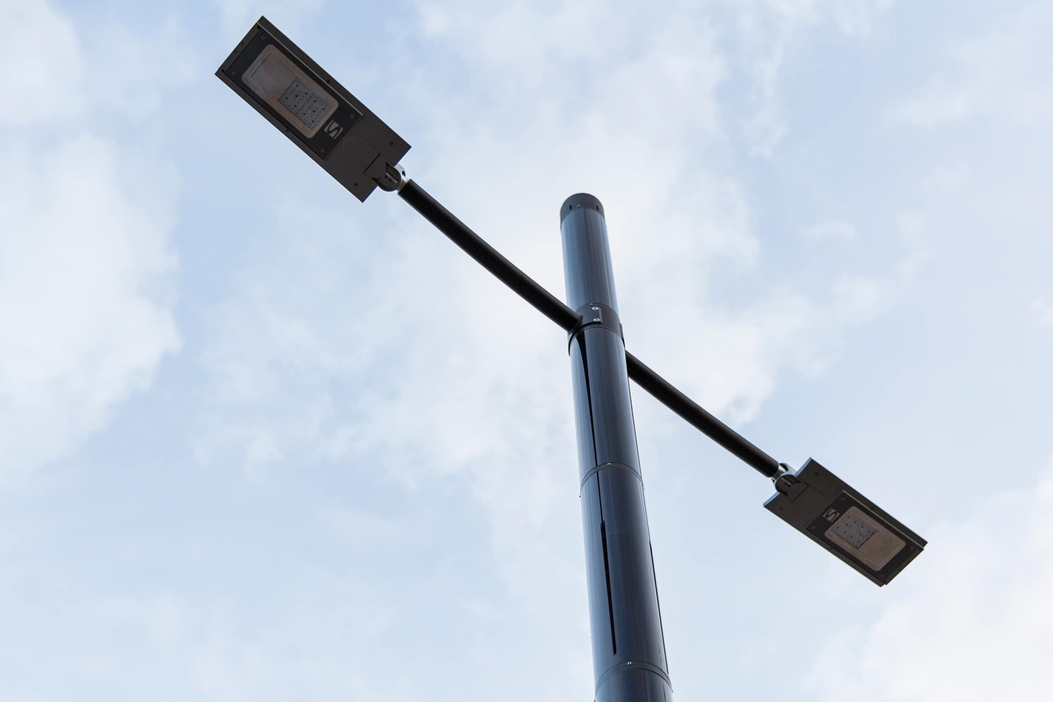 Soluxio smart solar parking lot lighting with double luminaire