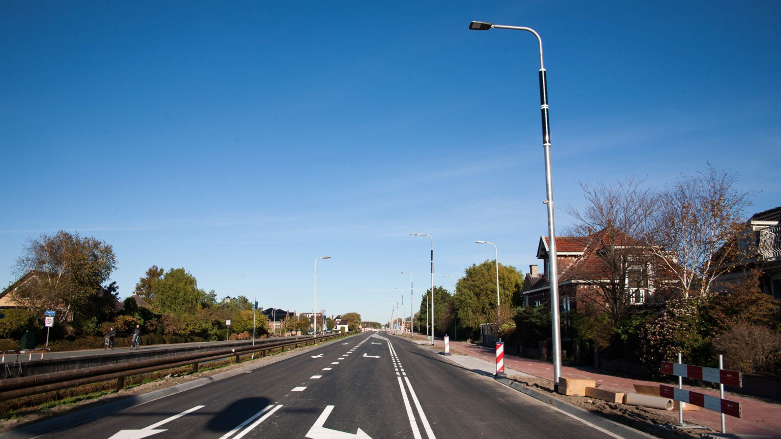 Soluxio grid-connected solar street lighting pole