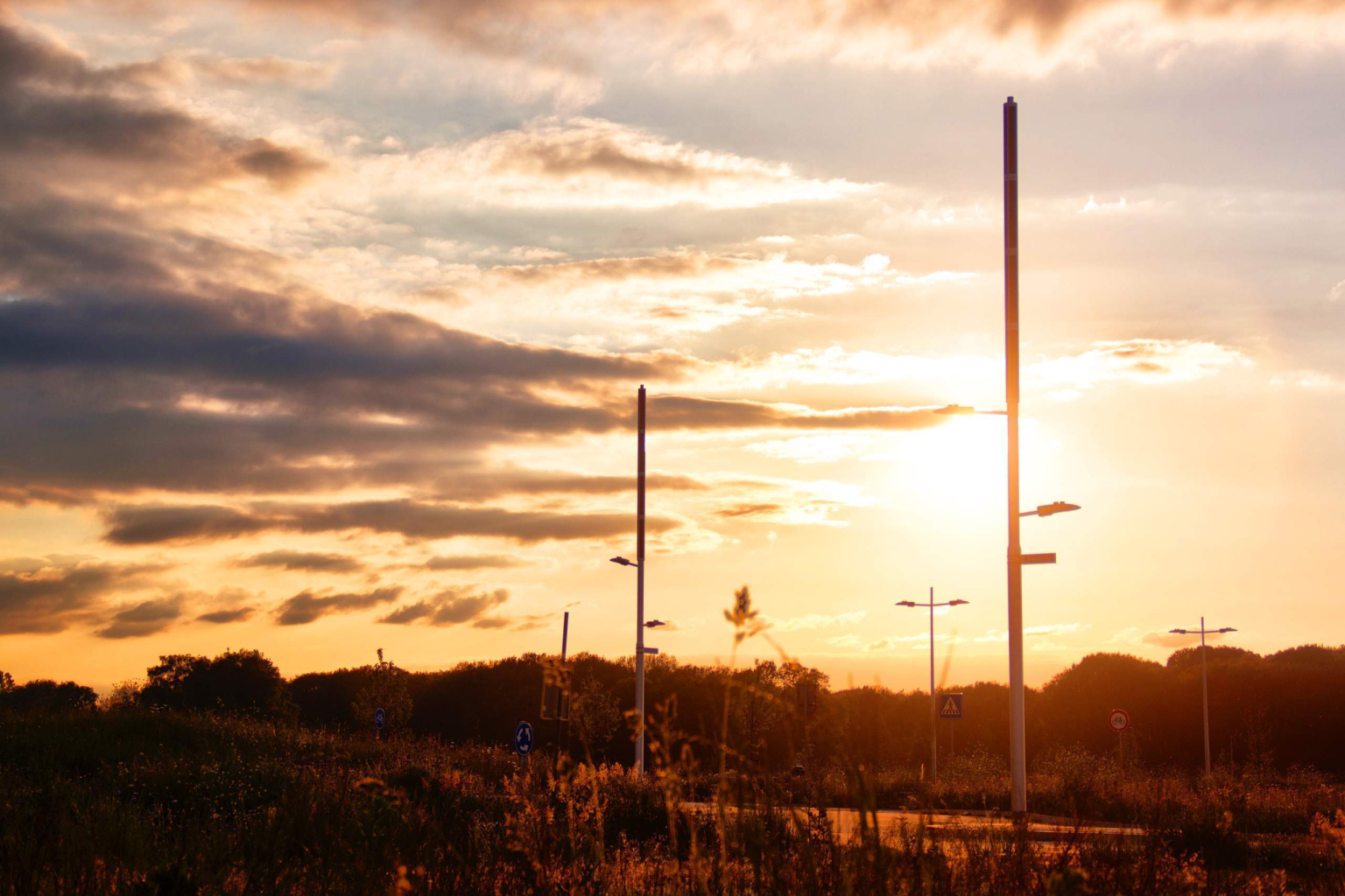 Soluxio hybrid solar light with a double luminaire at sunset Soluxio hybrid solar light with a double luminaire at sunset