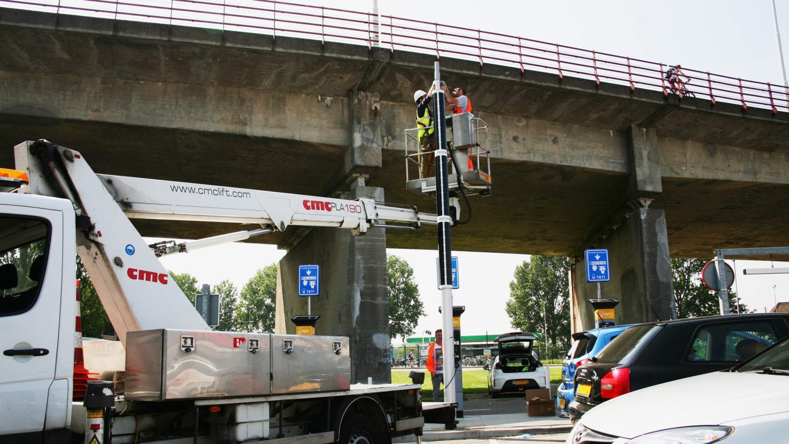 Soluxio solar parking lot lights at Dordrecht during installation