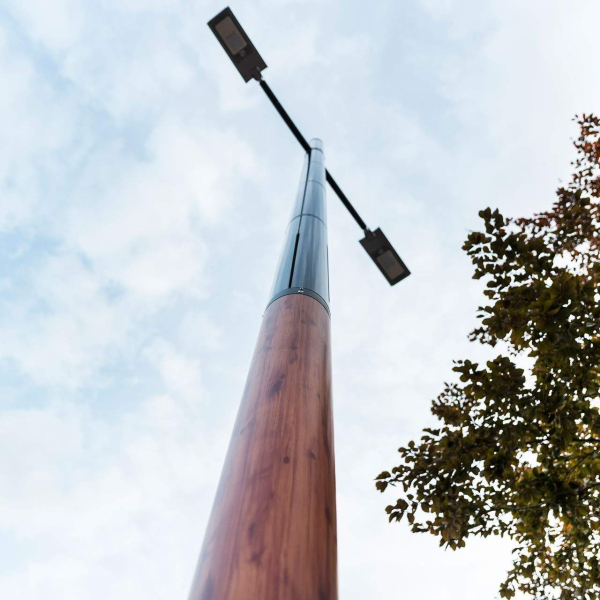 Solar Mast mit Holz