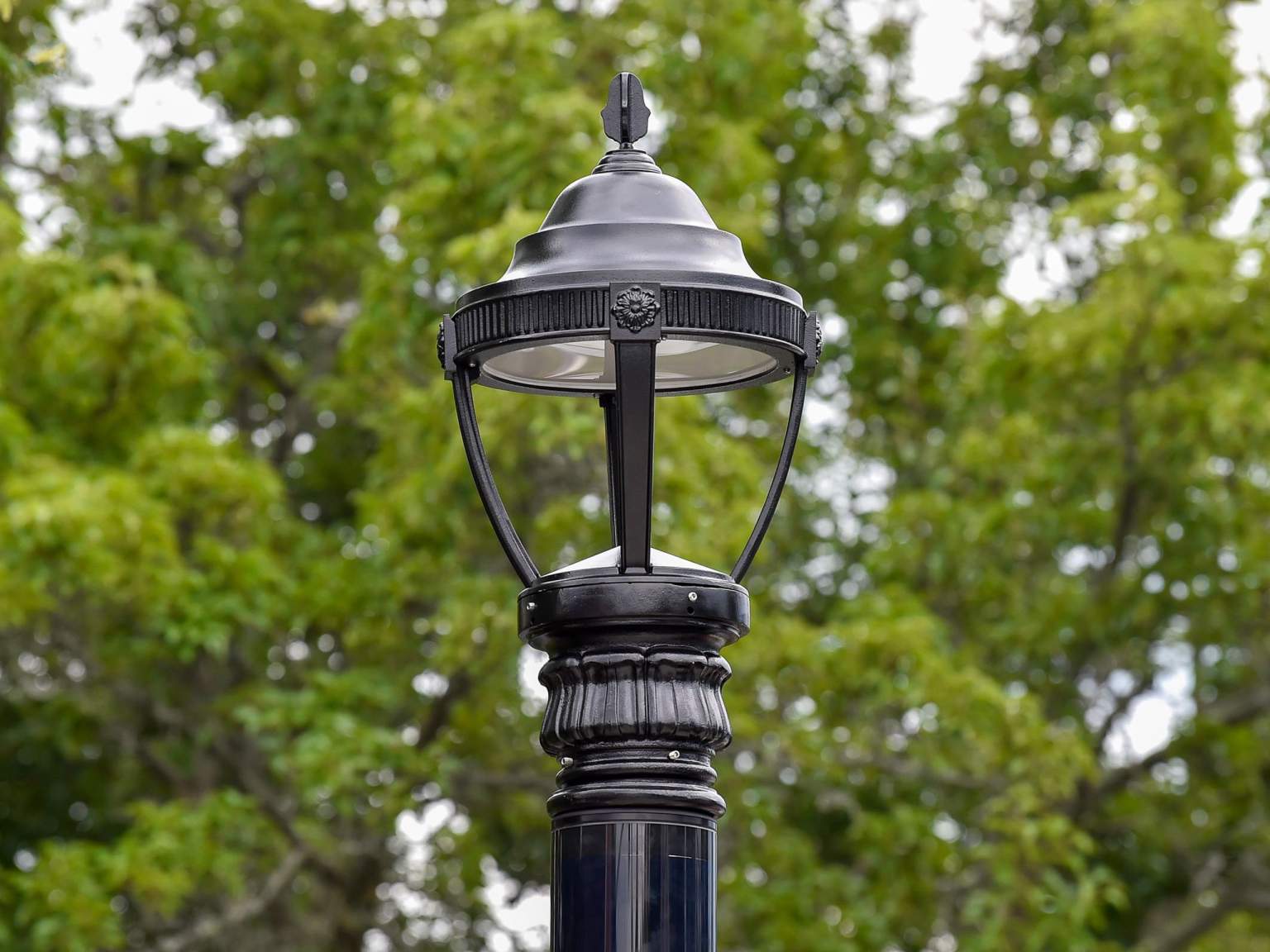 Classical light fixture connected to Soluxio solar street light