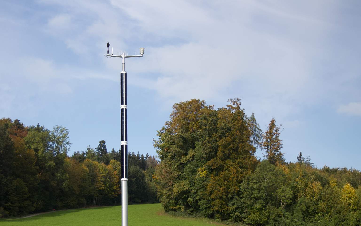 Smart pole solar-powered