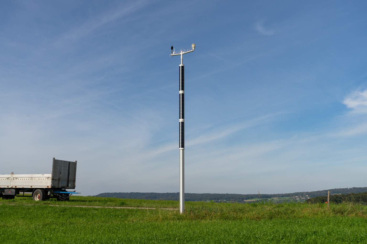 Smart solar column for monitoring