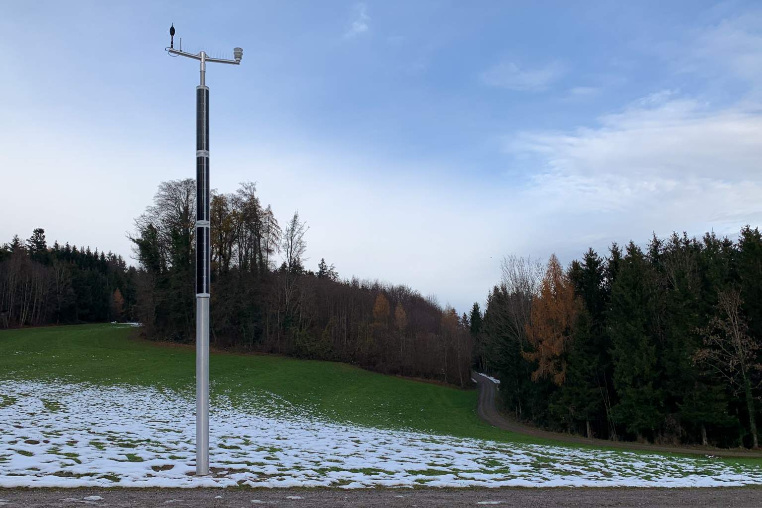 Soluxio smart pole for monitoring air traffic