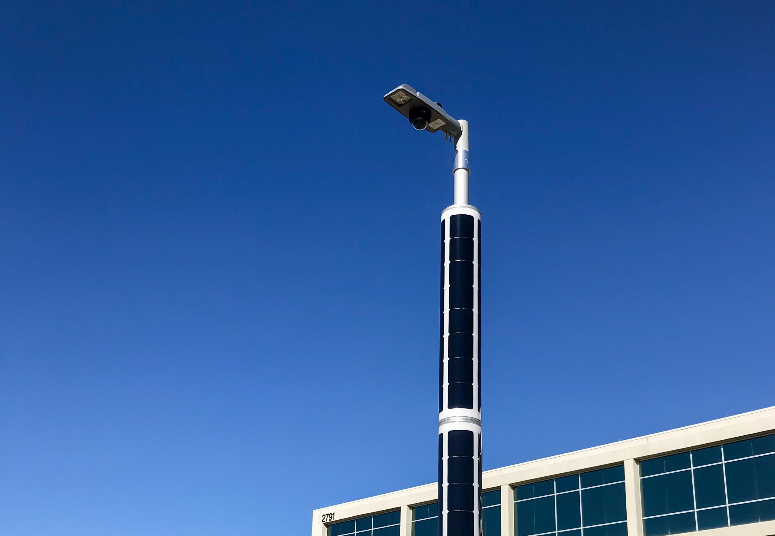 Eine solarbetriebene Leuchte und eine Überwachungskamera auf 1 Soluxio Mast