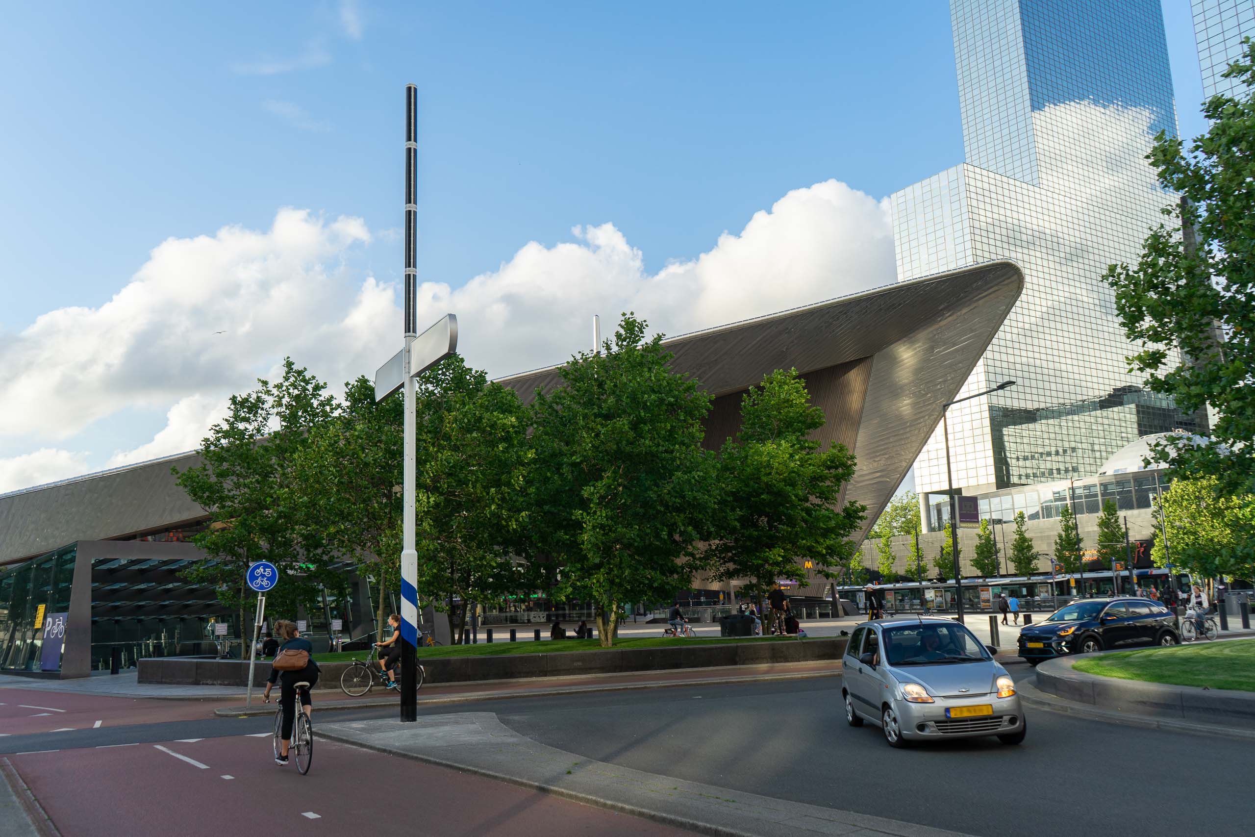 Solarbetriebenes Straßenschild in Rotterdam vor dem Hauptbahnhof